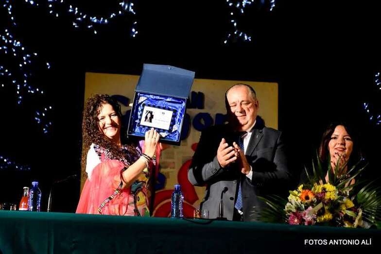 La pregonera muestra el detalle que le entregó el Ayuntamiento por su participación en las fiestas de este año (Foto TA)